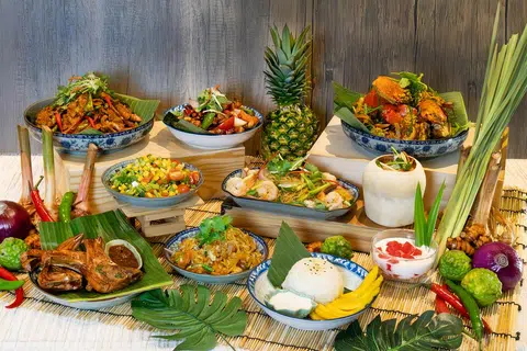 Jelajah warisan kulinari Thailand yang lazat di Bufet Aroi Thai, dengan sajian premium seperti udang, kupang, dan kaki ketam salji yang segar, dipadankan dengan sos Thai istimewa dan pelbagai salad, pembuka selera Thai yang menyegarkan seperti som tum thai (salad betik), yum woon sen (salad mi kaca dengan udang), laab salmon, dan salad pomelo.