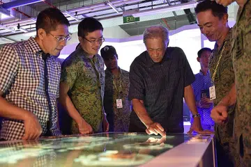 PAMERAN TENTERA: Dr Maliki (paling kiri) dan Dr Ng (dua dari kanan) meninjau salah satu pameran di bahagian Persembahan NS50. - Foto MINDEF