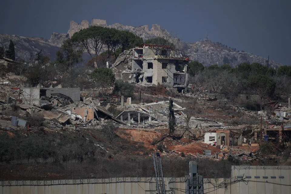 Beberapa bangunan runtuh di Lebanon, dekat sempadan negara itu bersama Israel seperti yang dilihat dari Metula, di utara Israel, pada 3 Disember.