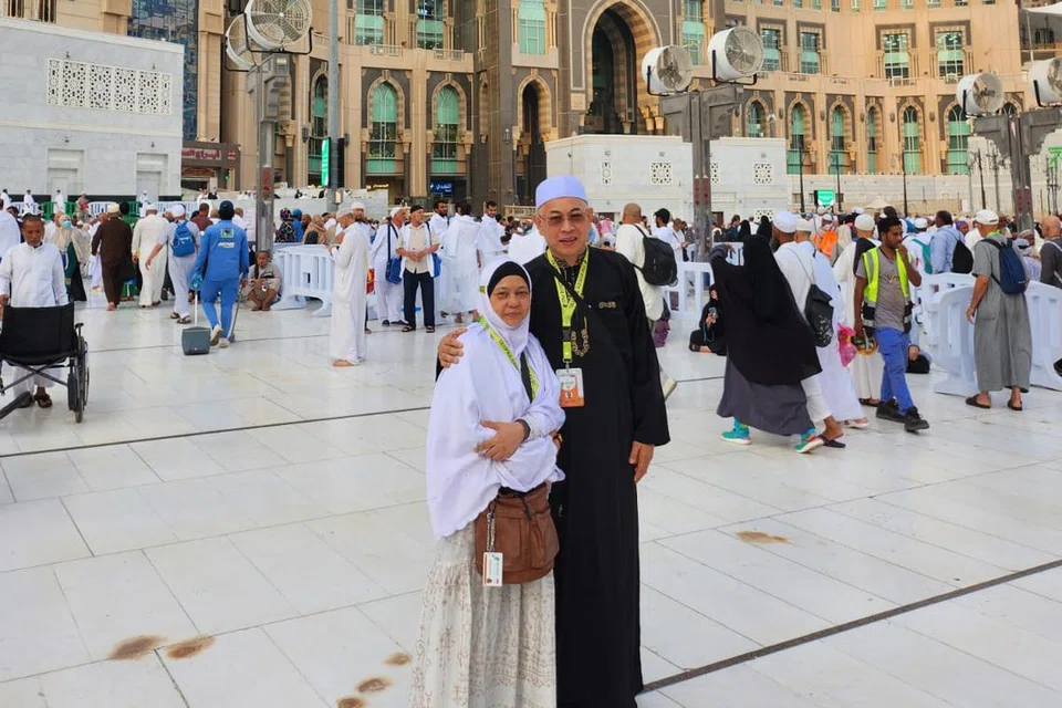 Encik Suhaimi Zainal (kanan) bergambar bersama isterinya, Cik Khamizah Khalik, selepas selesai melaksanakan tawaf pada 21 Jun.