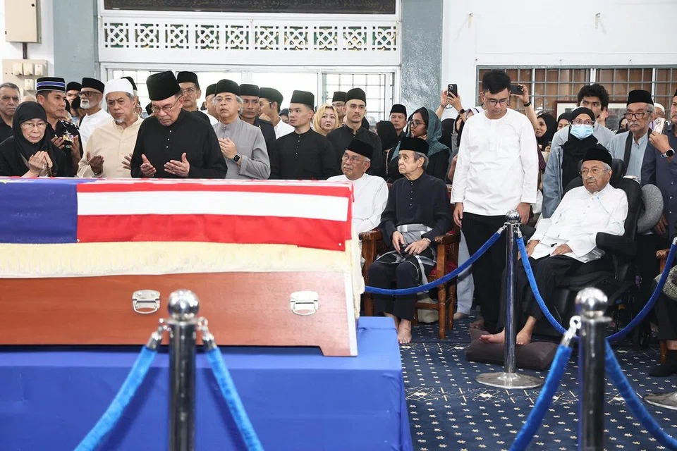 Perdana Menteri Malaysia, Datuk Seri Anwar Ibrahim (berdiri, tiga dari kiri), ketika hadir menziarah jenazah Allahyarhamha Tun Dr Siti Hasmah Mohd Ali. Turut kelihatan dalam gambar ialah mantan Perdana Menteri yang juga suami Allahyarhamha, Tun Dr Mahathir Mohamad (duduk, kanan).
