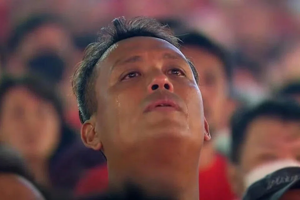 Detik emosi, Encik Azuan Tan, semasa Lagu Kebangsaan dimainkan.