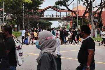 MASIH WUJUD: Jurang antara masyarakat Melayu dan bangsa-bangsa lain dari segi pendidikan universiti dan dari segi pendapatan masih wujud walaupun ia telah bertambah baik. - Foto fail