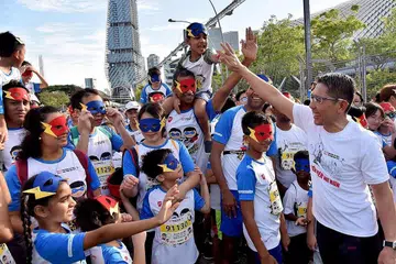 [(CAPTION)]BERSAMA KELUARGA: Dr Mohamad Maliki Osman (kanan), berinteraksi dengan peserta bagi kategori Cabaran 800 meter Keluarga Sepanjang Hayat dalam acara larian Safra Singapore Bay Run dan Army Half Marathon di Marina Bay kelmarin. - Foto SAFRA SINGAPORE BAY RUN & ARMY HALF MARATHON 2018