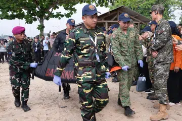 Anggota dari negara peserta memindahkan mangsa dalam simulasi operasi mencari dan menyelamat semasa Latihan Trident Resolve 2026 di Banten, Indonesia. Latihan dari 20 hingga 26 September itu menghimpunkan kira-kira 2,200 anggota tentera dan pegawai awam dari 19 negara bagi menguji keupayaan menyelaras tindak balas terhadap bencana berskala besar.