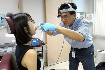 GEJALA SAKIT TEKAK: Orang yang mengalami sakit tekak biasanya berasakan pita suara dan tekaknya kering dan rengsa dan keadaan ini berkemungkinan menyebabkan jangkitan tekak. Menurut Konsultan Jabatan Otorinolaringologi (Telinga, Hidung dan Tekak) di Hospital Tan Tock Seng (TTSH), Dr Ho Eu Chin (kanan), jika kerengsaan pita suara berterusan, ada kemungkinan timbul benjolan atau bengkak pada pita suara. - Foto NATIONAL HEALTHCARE GROUP