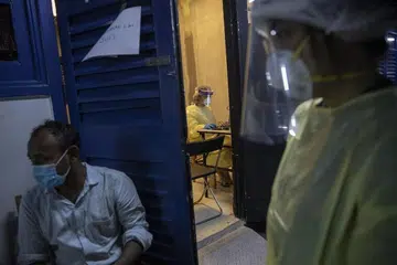 TANGANI KES JANGKITAN: Pantauan rapi pekerja asing diberi menerusi klinik badan bukan pemerintah (NGO) buat pekerja asing yang menyediakan khidmat dengan harga berpatutan.- Foto HIASAN EPA