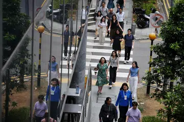 Ketidaktentuan mengenai dasar ekonomi sejagat dan turun naik pasaran mungkin mempengaruhi sentimen pengambilan pekerja dalam sektor kewangan dan hartanah Singapura.