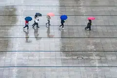 Panduan ini membantu anda kekal bergaya dan praktikal, daripada jaket kalis air moden hingga kasut tahan lasak, tanpa mengorbankan penampilan, walaupun dalam pelbagai keadaan cuaca.