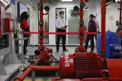 PELBAGAI USAHA SOKONG PELAJAR: Dr Maliki (kanan) melawat antara kemudahan di IBEC yang baru dilancarkan di Politeknik Temasek semalam bersama (dari kiri) pelajar tahun ketiga, Cik Nur Athirah Mohd Noor, serta pengurus kanan IBEC, Dr Adrian Ang. - Foto BH oleh KEVIN LIM
