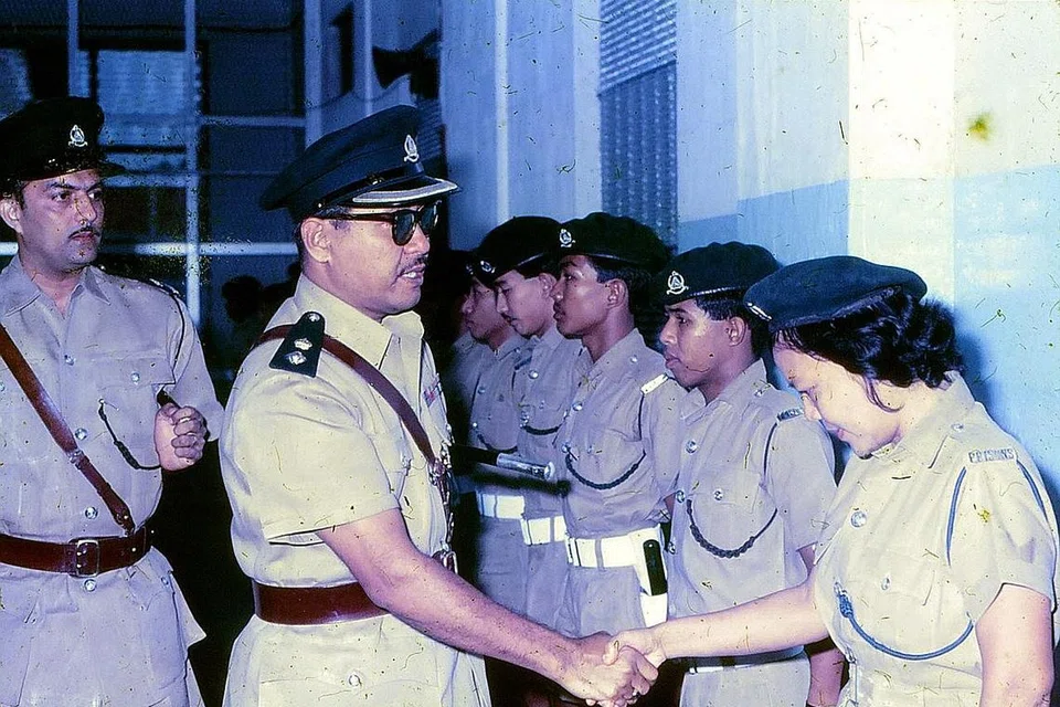 TEGAS MENJALANKAN TUGAS: Allahyarham Sarpon Muradi berkaca mata hitam untuk menyembunyikan air mata sedihnya semasa hari persaraannya pada 1970 sebagai Pemangku Superintenden Penjara Changi. - Foto ihsan keluarga SOHBARI SARPON
