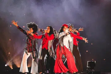 MENJIWAI IRAMA 1970-AN: Kumpulan pelajar daripada ITE That Acapella Group memberi sentuhan segar pada lagu Earth, Wind & Fire, 'Fantasy' dan versi Melayunya yang dinyanyikan Black Dog Bone, 'Khayalan'. - Foto BH oleh KHIDHIR ASYRAF MAHBOB