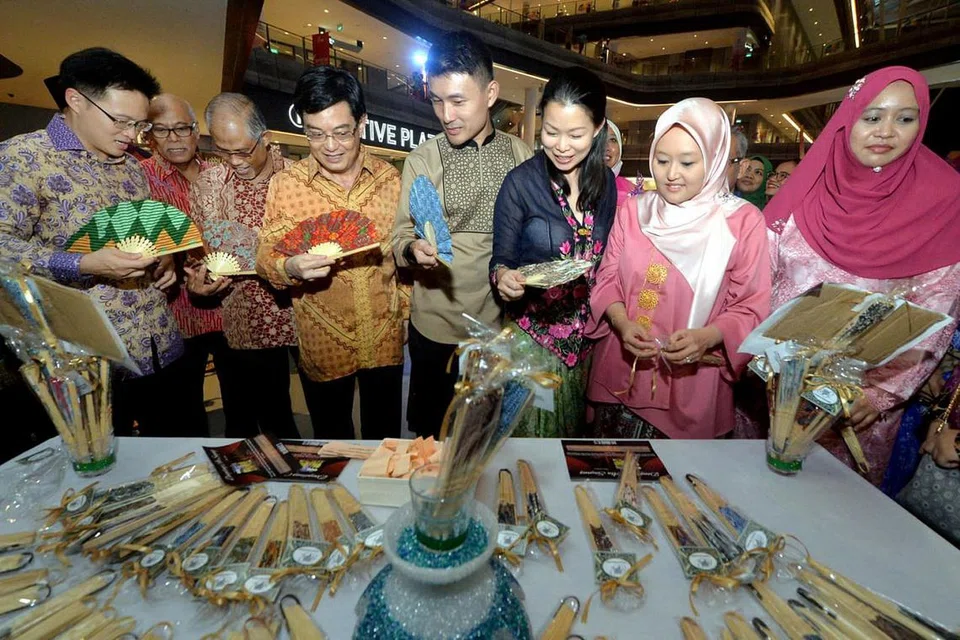 PAMERAN: Menteri Kewangan dan Penasihat kepada Pertumbuhan Akar Umbi (GRO)Tampines, Encik Heng Swee Keat (empat dari kiri), sedang melihat beberapa pameran yang diketengahkan semasa pelancaran Genderang Bahasa dan Budaya di Our Tampines Hub semasa acara Bulan Bahasa tahun lalu. Bersamanya ialah para penasihat lain kepada GRO Tampines termasuk (depan dari kiri) Encik Desmond Choo, Encik Masagos Zulkifli Masagos Mohamad, Encik Baey Yam Keng, dan Cik Cheng Li Hui. Turut hadir ialah Pengerusi Jawatankuasa Bulan Bahasa, Cik Rahayu Mahzam (dua dari kanan). - Foto fail