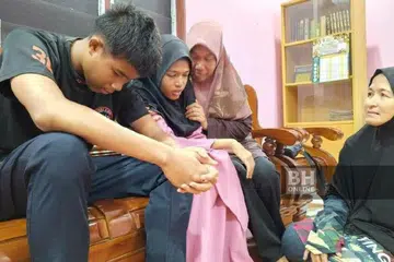 Kakak sulung Allahyarhamha Noorfarahimi Mohd Saedy, Cik Nurlaida Mohd Saedy (dua dari kanan) dan ibu saudara mereka, Cik Laila Fairus Ismail, menenangkan dua anak Allahyarhamha, Nur Alwani Fatihah Muhd Faizul dan abangnya Muhd Alif Farhan, yang bersedih atas pemergian ibu mereka.