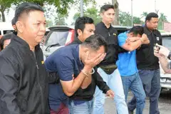 Pegawai SPRM mengiringi dua ahli Parti Keadilan Rakyat (PKR) Kedah yang didakwa meminta rasuah ke Mahkamah Majistret Alor Setar pada Ahad, 16 September 2018. 