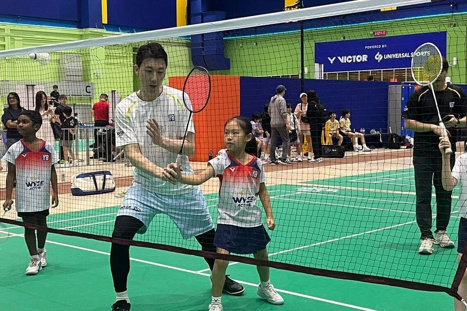 Legenda badminton Korea Selatan dan bekas pemain nombor satu dunia beregu lelaki, Yoo Yeon-seong (kiri), turut turun ke Wyse Active Hub untuk mengendali klinik latihan bagi kanak-kanak serta jurulatih.