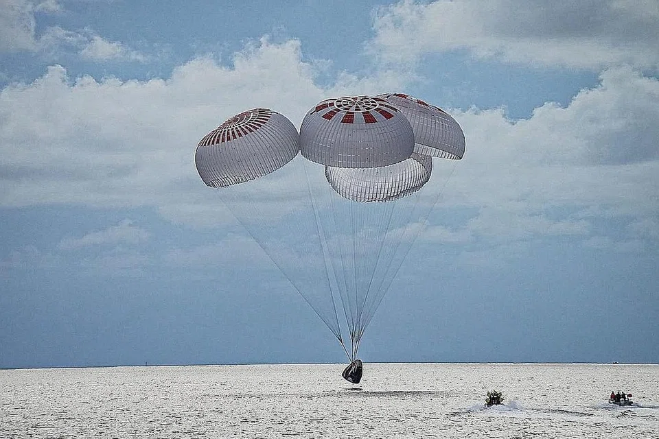 PERJALANAN LUAR BIASA: Kru Inspiration4 - (gambar sisipan, dari kiri) Encik Jared Isaacman, Cik Hayley Arceneaux, Encik Christopher Sembroski dan Profesor Sian Proctor - ketika mengelilingi orbit. SpaceX mendarat di Lautan Atlantik pesisir pantai Florida kelmarin selepas tiga hari berlepas ke angkasa lepas, sekali gus mengakhiri misi yang berjaya dan bersejarah tanpa kehadiran angkasawan profesional. - Foto-foto REUTERS