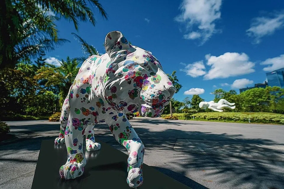 JEJAK HARIMAU: Arca harimau dengan corak warna-warni ini merupakan antara 33 arca seni harimau bersaiz sebenar yang akan dipamerkan di serata Singapura sebagai sebahagian daripada Jejak Harimau AR-mazing WWF-Singapura. - Foto-foto GARDENS BY THE BAY