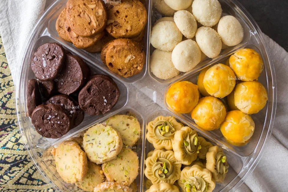 Gabungan kuih moden dan klasik dalam Cookies Platter yang diilhamkan anaknya Cef Sarah Ariffin untuk sebuah kolaborasi bersama syarikat terkemuka setempat. 