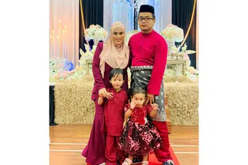 RINDU: Cik Puteri dan suaminya, Encik Alif bersama anak mereka, Muhd Firas Imtiyaz dan Nur Eshal di majlis perkahwinan pada Mac lalu sebelum Perintah Kawalan Pergerakan (PKP) berkuat kuasa di Malaysia. - Foto Ihsan MOHD ALIF HAKIM RAMLI
