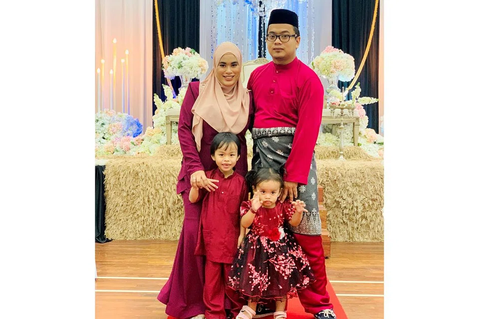 RINDU: Cik Puteri dan suaminya, Encik Alif bersama anak mereka, Muhd Firas Imtiyaz dan Nur Eshal di majlis perkahwinan pada Mac lalu sebelum Perintah Kawalan Pergerakan (PKP) berkuat kuasa di Malaysia. - Foto Ihsan MOHD ALIF HAKIM RAMLI