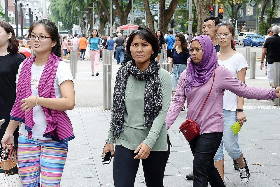 ANGIN LEBIH SEJUK : Rakyat Singapura dilihat mengenakan 'shawl' ekoran suhu purata di antara 23 dengan 25 darjah Celcius di sini. - Foto ZAINAL YAHYA