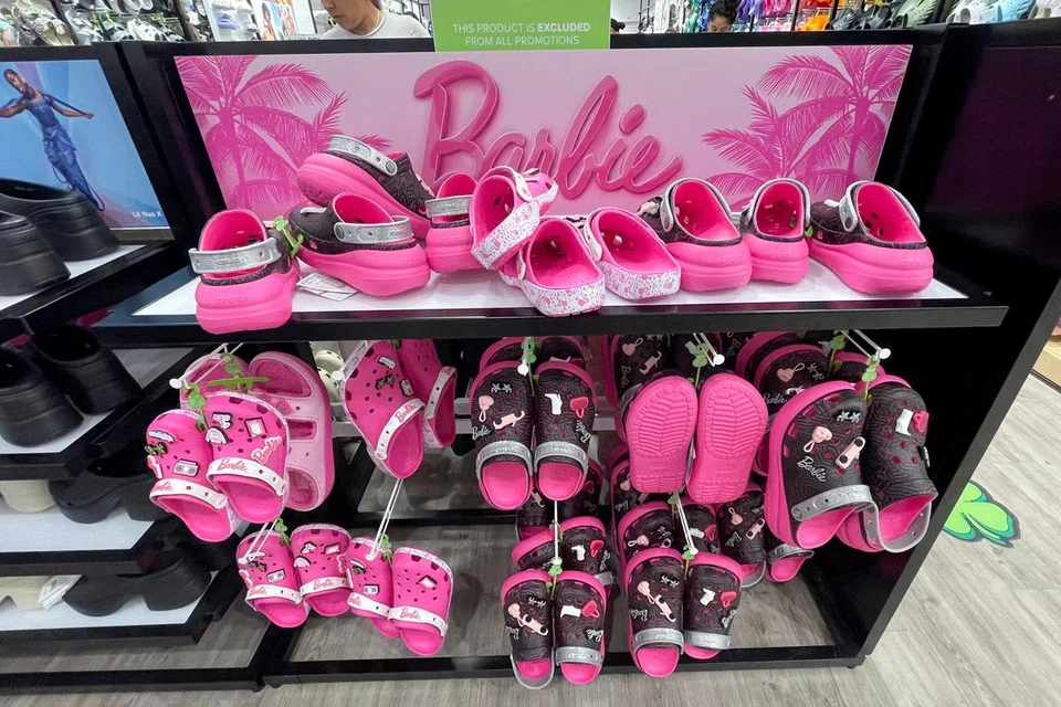 KASUT PUN BARBIE: Crocs merupakan antara jenama popular yang turut melancarkan koleksi produk Barbie. 