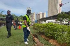 Malaysia, Kuala Lumpur, warga Singapura, Singaporean, Perintah Khidmat Masyarakat, PKM, community service, cigarette, puntung rokok