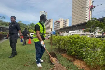 Malaysia, Kuala Lumpur, warga Singapura, Singaporean, Perintah Khidmat Masyarakat, PKM, community service, cigarette, puntung rokok
