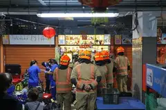 Anggota bomba, pakar penyelamat daripada Pasukan Penyelamat dan Bantuan Bencana (Dart) serta paramedik Pasukan Pertahanan Awam Singapura (SCDF) bekerjasama menyelamatkan seorang lelaki yang tangan kanannya tersepit dalam mesin pemerah tebu di Pusat Makanan Alexandra Village, pada 9 Mac.