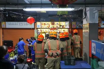 Anggota bomba, pakar penyelamat daripada Pasukan Penyelamat dan Bantuan Bencana (Dart) serta paramedik Pasukan Pertahanan Awam Singapura (SCDF) bekerjasama menyelamatkan seorang lelaki yang tangan kanannya tersepit dalam mesin pemerah tebu di Pusat Makanan Alexandra Village, pada 9 Mac.