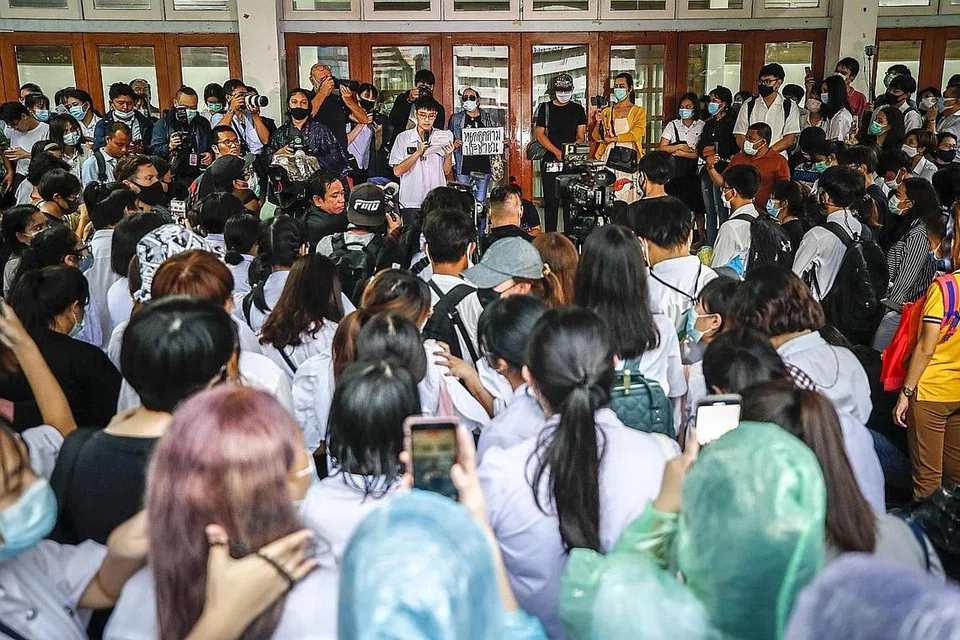 SUARA BELIA: Pelajar menghadiri rapat anti pemerintah di Universiti Srinakharinwirot di Bangkok, Thailand pada Khamis lalu. - Foto EPA-EFE 