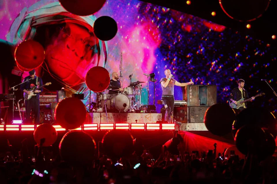 PEMBUKAAN HEBAT: Chris Martin dari Coldplay membuat persembahan di ‘Music of the Spheres World Tour’ di Stadium Negara pada 23 Januari 2024.