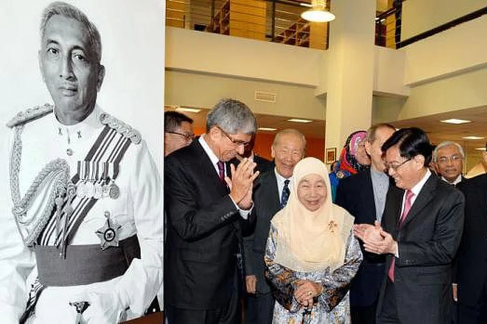 PAMERAH MENGENAI YUSOF ISHAK: Puan Noor Aishah merasmikan Pameran Yusof Ishak di perpustakaan Iseas-Institut Yusof Ishak semalam. Antara tetamu bersama beliau ialah Dr Yaacob Ibrahim (dua dari kiri) dan Encik Heng Swee Keat (tiga dari kanan). - Foto-foto M.O. SALLEH 