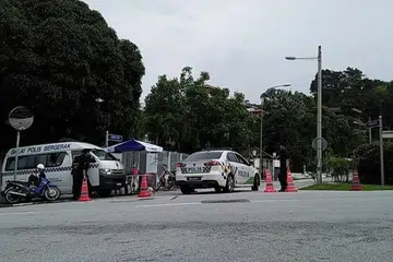 OPERASI MENCARI: Polis mengawal laluan masuk ke kediaman privet Datuk Seri Najib Tun Razak sejak Ahad lalu. - Foto THE STAR