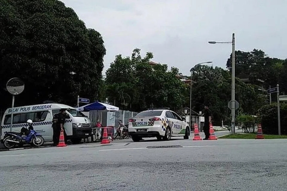 OPERASI MENCARI: Polis mengawal laluan masuk ke kediaman privet Datuk Seri Najib Tun Razak sejak Ahad lalu. - Foto THE STAR