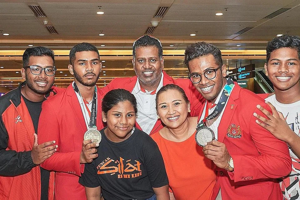 KEPULANGAN DIRAI: Pemenang pingat perak, Sheik Ferdous Sheik Alau'ddin dengan keluarganya. (Dari kiri) Sheik Ashiddiq Sheik Alau'ddin, Sheik Farhan Sheik Alau'ddin, yang menang pingat gangsa, bapa Sheik Alau'ddin; Sheik Ferdous; dan Sheik Fayz. Depan ialah Nur Shaqira, dan ibu Saadiah Sanuse.- Foto BH oleh LIN ZHAOWEI