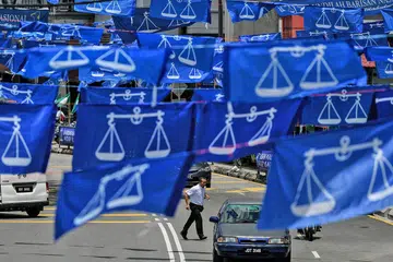 BAHANG PILIHAN RAYA: Jalan raya direntangi dengan bendera perikatan parti kerajaan Barisan Nasional di Kuala Lumpur pada 9 April. Bahang pilihan raya kini kian dirasai di Malaysia, dengan isu kos sara hidup menjadi tumpuan pengundi dan kededua parti kerajaan serta pembangkang. - Foto AFP