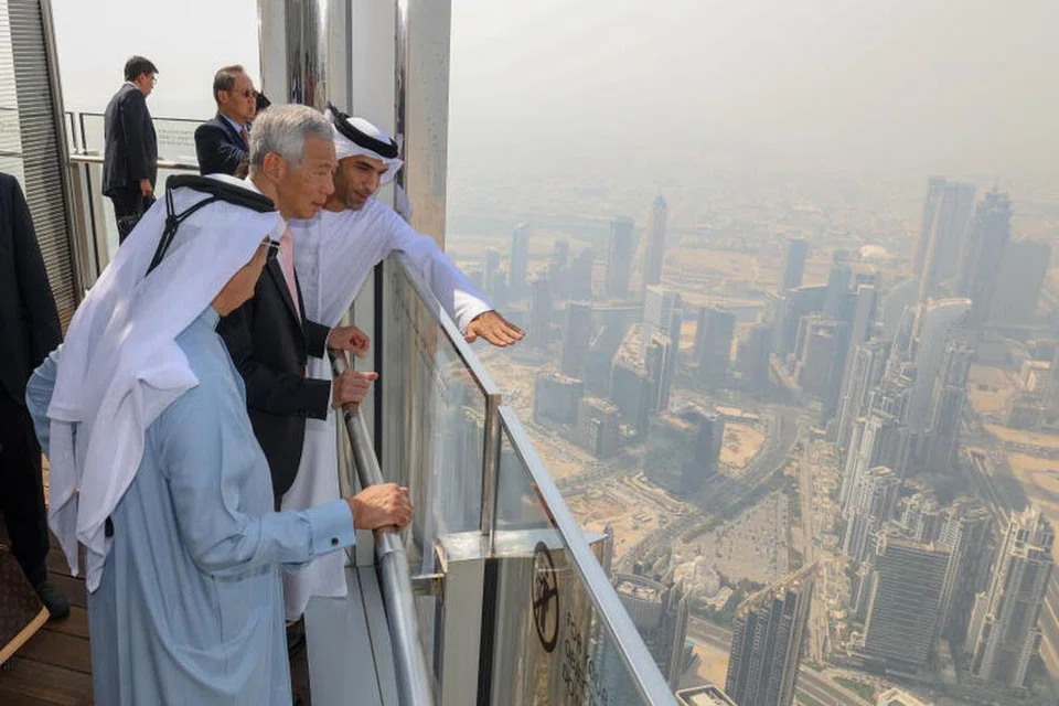 ATAS BANGUNAN TERTINGGI DUNIA: Encik Lee mengunjungi Burj Khalifa, bangunan tertinggi di dunia pada ketinggian lebih 828 meter. Bersamanya ialah Menteri Negara Perdagangan Ehwal Luar UAE, Dr Thani Ahmed Al Zeyoudi (di sebelah kiri Encik Lee), dan Pengerusi Emaar Properties, Encik Jamal Thania (di sebelah kanan Encik Lee).