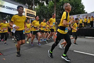 SOKONGAN PADU: Presiden Halimah Yacob memulakan larian peserta semasa Larian Reben Kuning 2019 baru-baru ini. - Foto fail