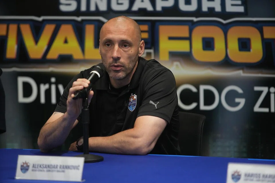 Memimpin kelabnya, Lion City Sailors, menjuarai SPL dan Piala Singapura musim ini di samping kejayaan ke final Liga Juara-Juara Asia 2 menyaksikan jurulatih pasukan, Aleksandar Rankovic, menerima anugerah Jurulatih Terbaik.