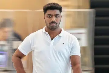 Pegawai polis tambahan, Sundar Aravinth, diamanahkan dengan satu AirPods Pro putih bernilai $335 yang hilang, tetapi menukarnya dengan alat pendengarannya yang tidak berjenama dan menyerahkannya di pejabat barang hilang dan ditemui di Lapangan Terbang Changi. 