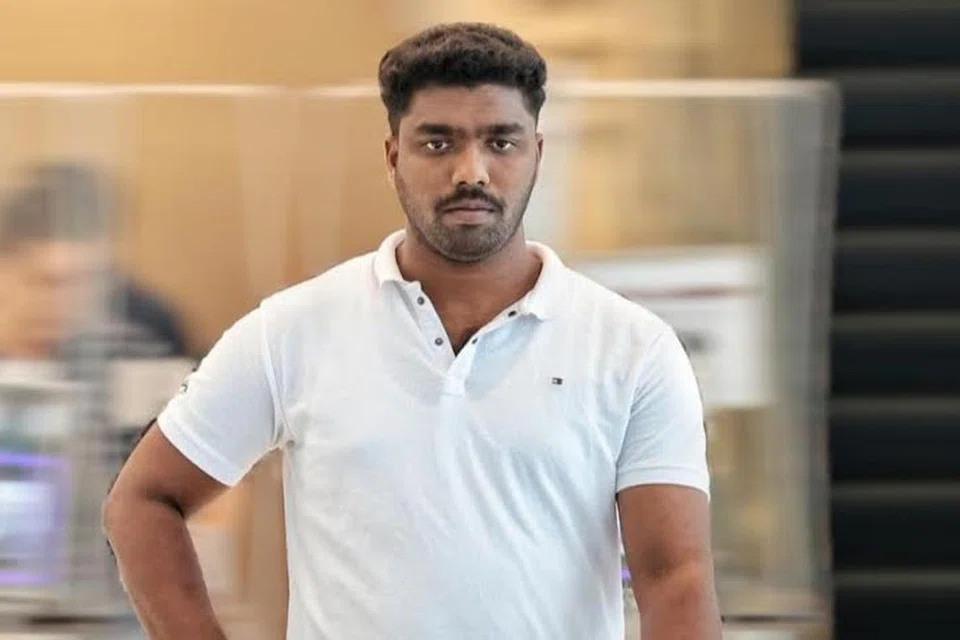 Pegawai polis tambahan, Sundar Aravinth, diamanahkan dengan satu AirPods Pro putih bernilai $335 yang hilang, tetapi menukarnya dengan alat pendengarannya yang tidak berjenama dan menyerahkannya di pejabat barang hilang dan ditemui di Lapangan Terbang Changi. 