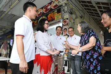 
Dr Maliki Osman (tiga dari kiri) mengumumkan hasrat beliau bersara dari politik. 