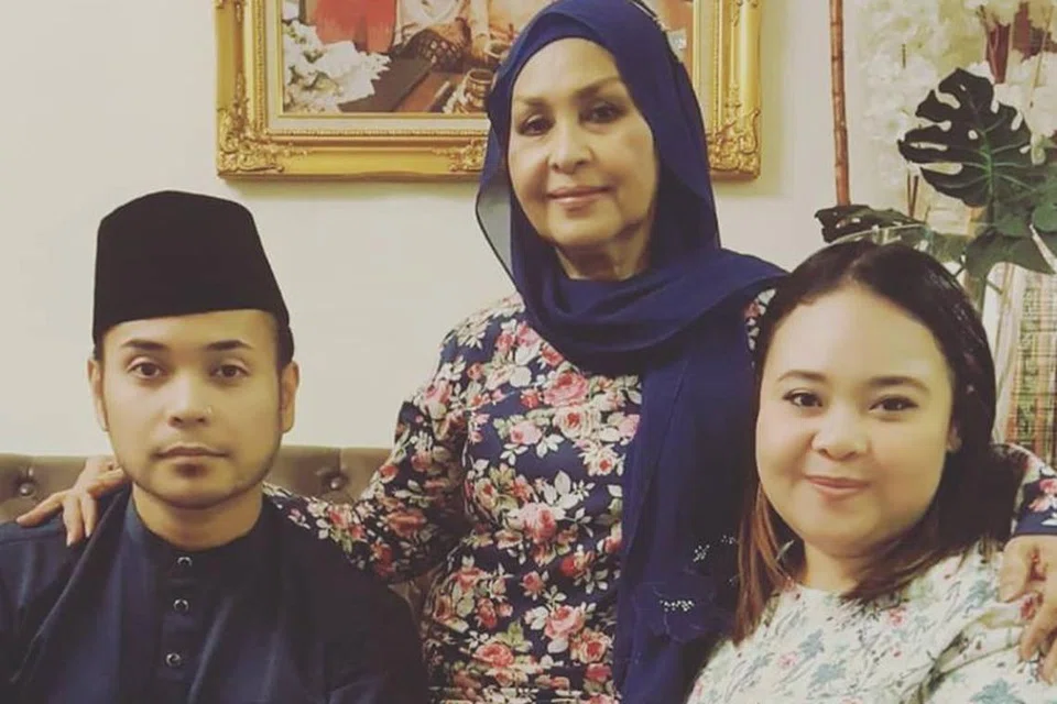 Allahyarhamha Datin Sharifah Mahani Syed Kassim (tengah) meninggalkan dua anak, Siti Syafrina Suhaimi (kanan) dan Megat Mohd Syahraini.