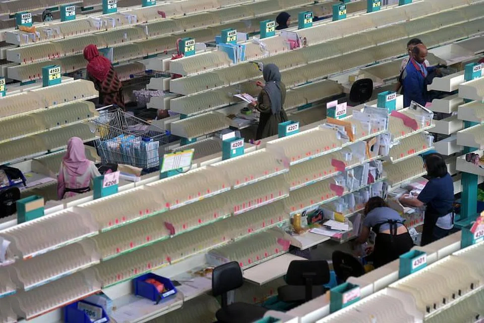 Para kakitangan SingPost sedang bekerja di Pusat SingPost di Eunos Road pada 31 Mei, 2019.