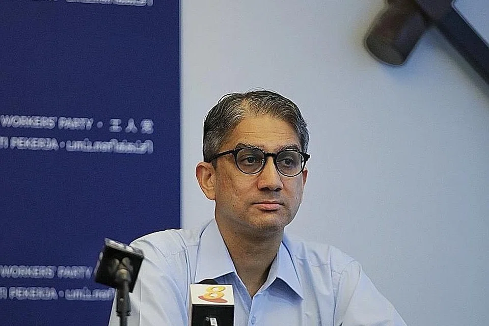 PERTAHAN HUJAH: Calon WP GRC Aljunied Encik Leon Perera (gambar atas) berkata manifesto WP mempunyai satu bab tentang menangani pandemik dan dunia pos Covid-19. Pengerusi SDP Paul Tambyah pula berkata bahawa jawatankuasa berbilang kementerian (MTF) tidak merujuk kepada nasihat perubatan dalam melaksanakan tugas mereka. - Foto BH Oleh GIN TAY, MARK CHEONG 