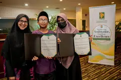 Ibu dan nenek kepada Abdullah Syukri Muhammad Hasyim Masnin, 13 tahun (tengah), iaitu Cik Mardhiyah Md Yusoff (kiri) dan Cik Safiaton Alias (kanan), yang bersinar bangga bersama Anugerah Madrasah LBKM kategori PSLE yang diraih pada 24 Mei lalu.