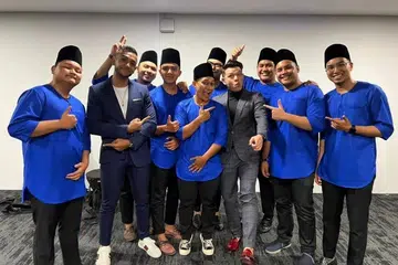 Kumpulan nasyid, The Mi’raj Project bersama Taufik Batisah (dua dari kiri) dan Hady Mirza (empat dari kanan) selepas salah satu persembahan mereka. 