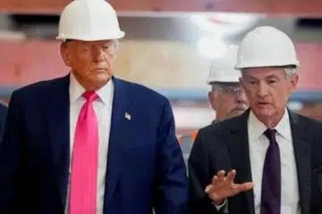 Presiden Amerika Syarikat Encik  Donald Trump mendengar taklimat Pengerusi Lembaga Simpanan Federal (FED) Encik Jerome Powell pada Julai 2025.